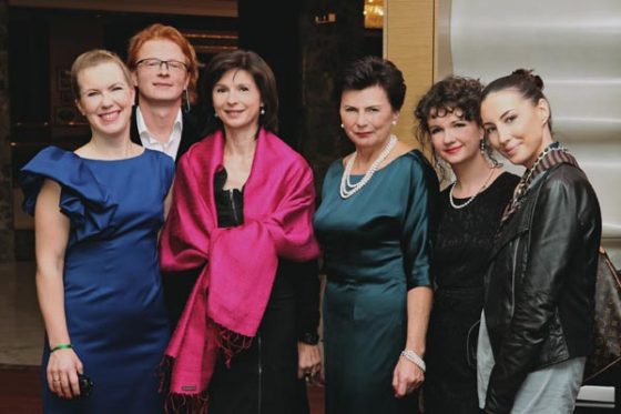 Joanna Missala, Paweł Bukrewicz, Beata Kwaśny, Stanisława Missala, Agnieszka Missala i Anna Ibisz na premierze zapachu Missala Qessence